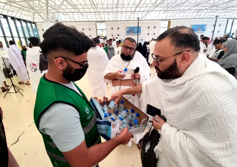 Labbaik staff assisting pilgrims